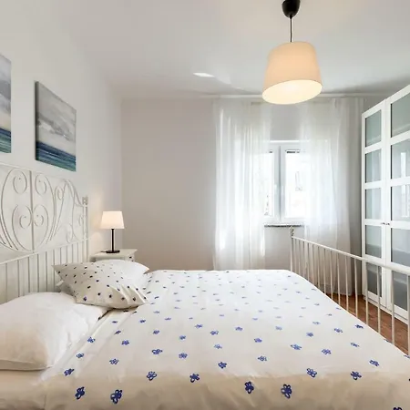 Lrs In The Center Of Apartment